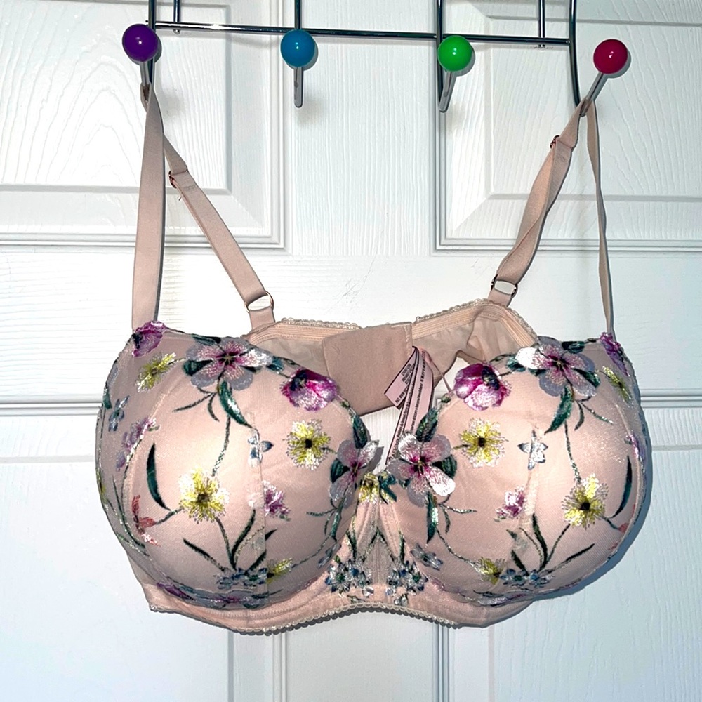 Victoria Secrets 40DDD